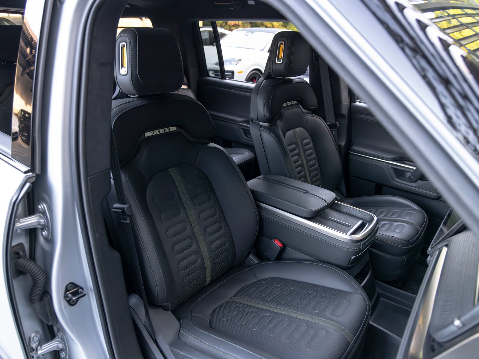 Used 2025 Rivian R1S Adventure Dual AWD/4WD image 54