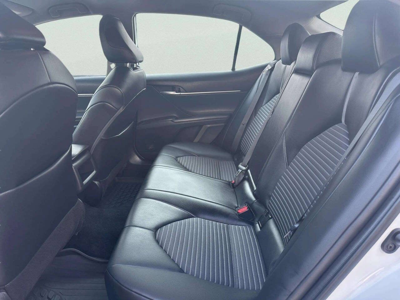 Used 2022 Toyota Camry SE FWD image 11