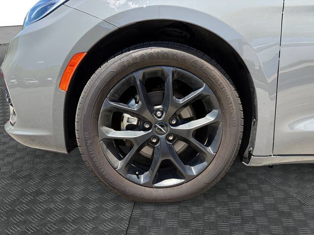 Used 2025 Chrysler Pacifica Limited FWD image 13