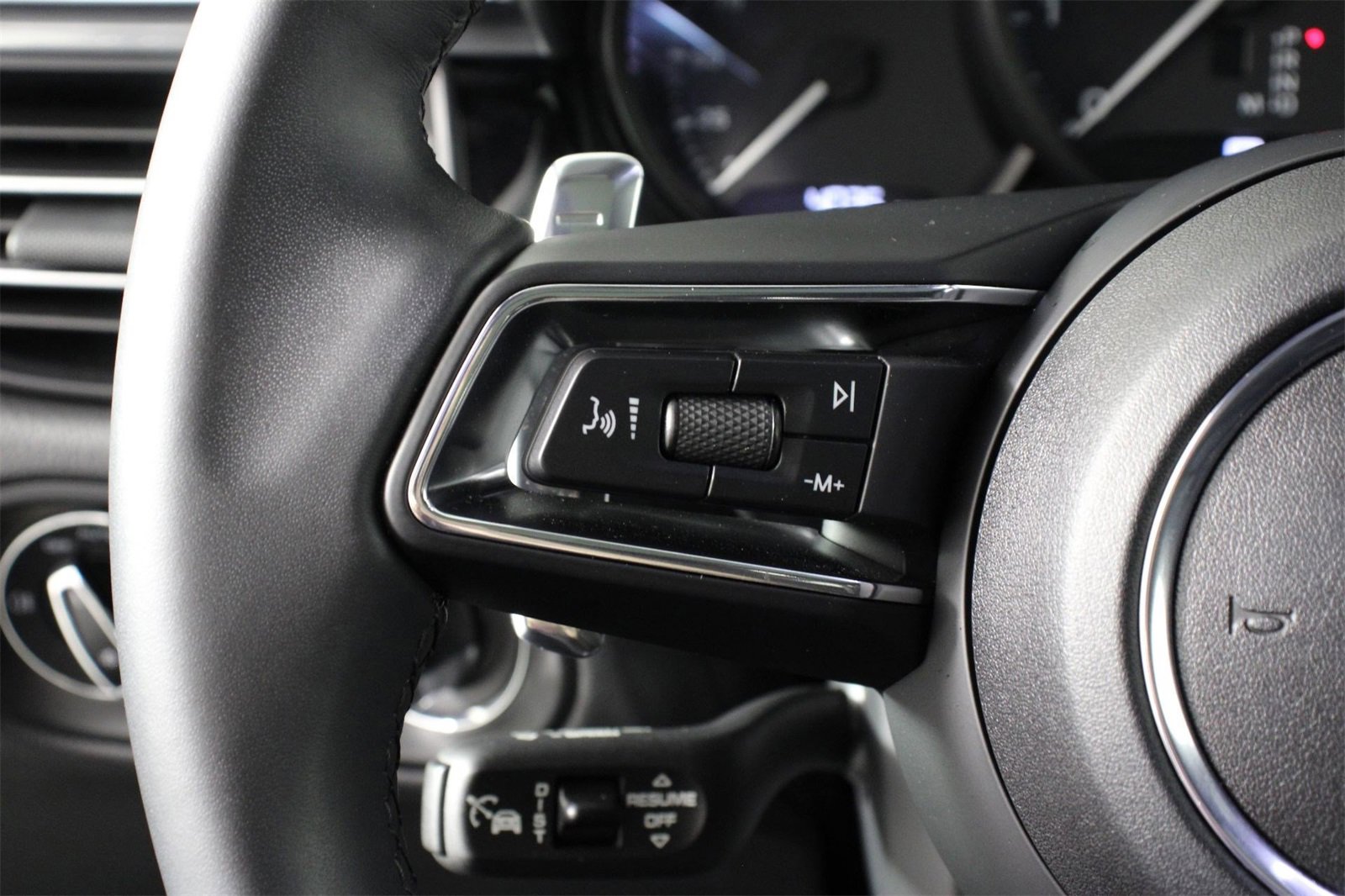 Used 2025 Porsche Macan image 14