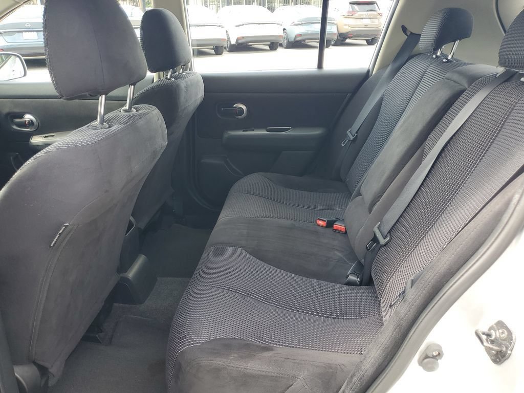 Used 2010 Nissan Versa Hatchback w/ Premium Pkg FWD image 9