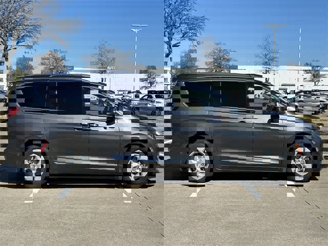 Used 2017 Chrysler Pacifica Touring-L Plus image 3