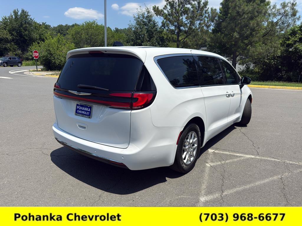 Used 2025 Chrysler Pacifica Select FWD image 7