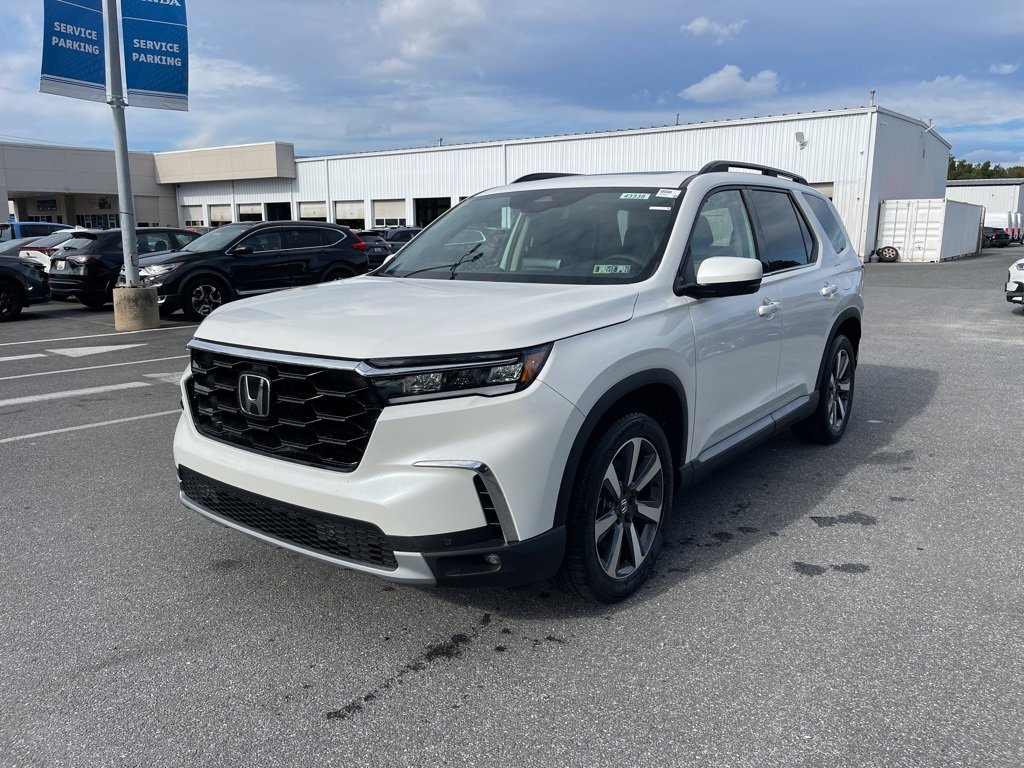 New 2025 Honda Pilot Touring image 2