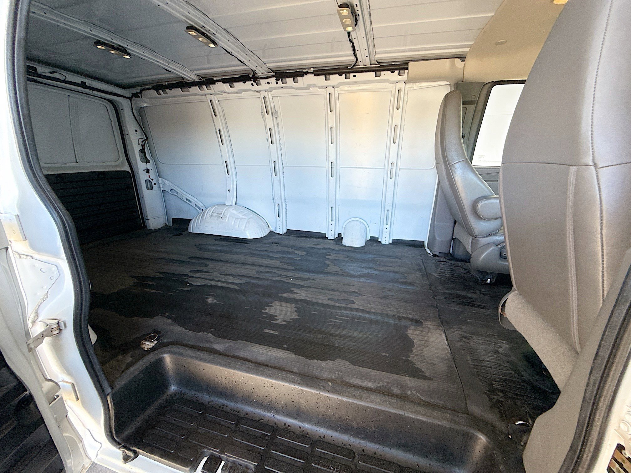 Used 2022 Chevrolet Express 2500 image 21