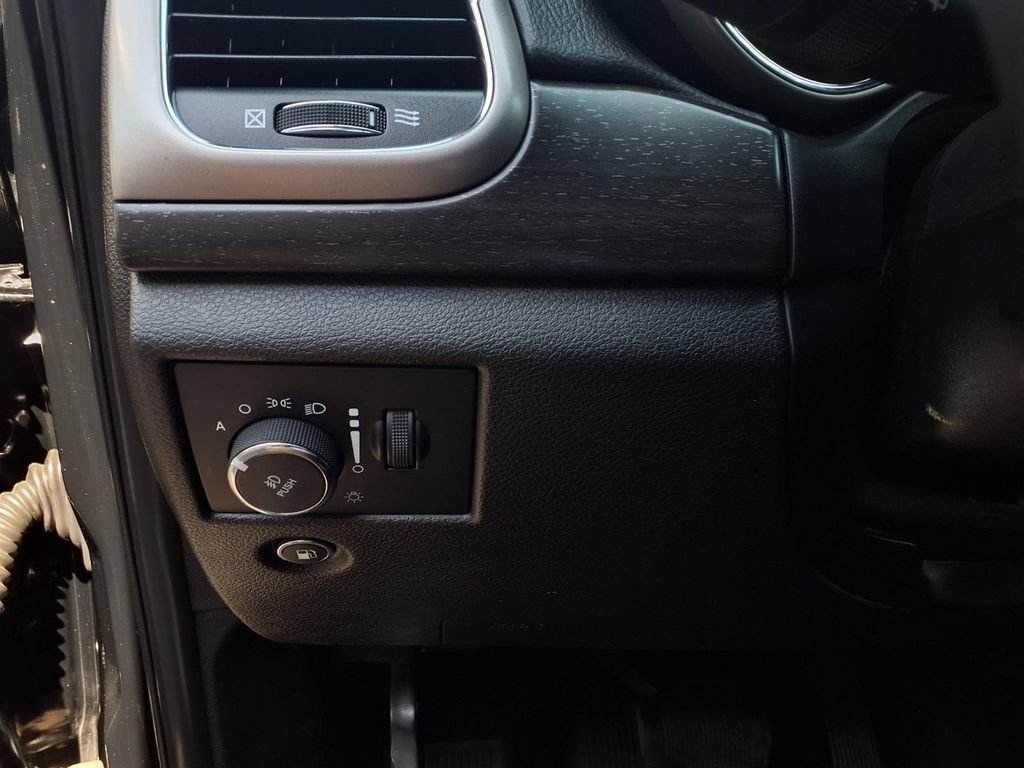 Used 2018 Jeep Grand Cherokee Altitude RWD image 15
