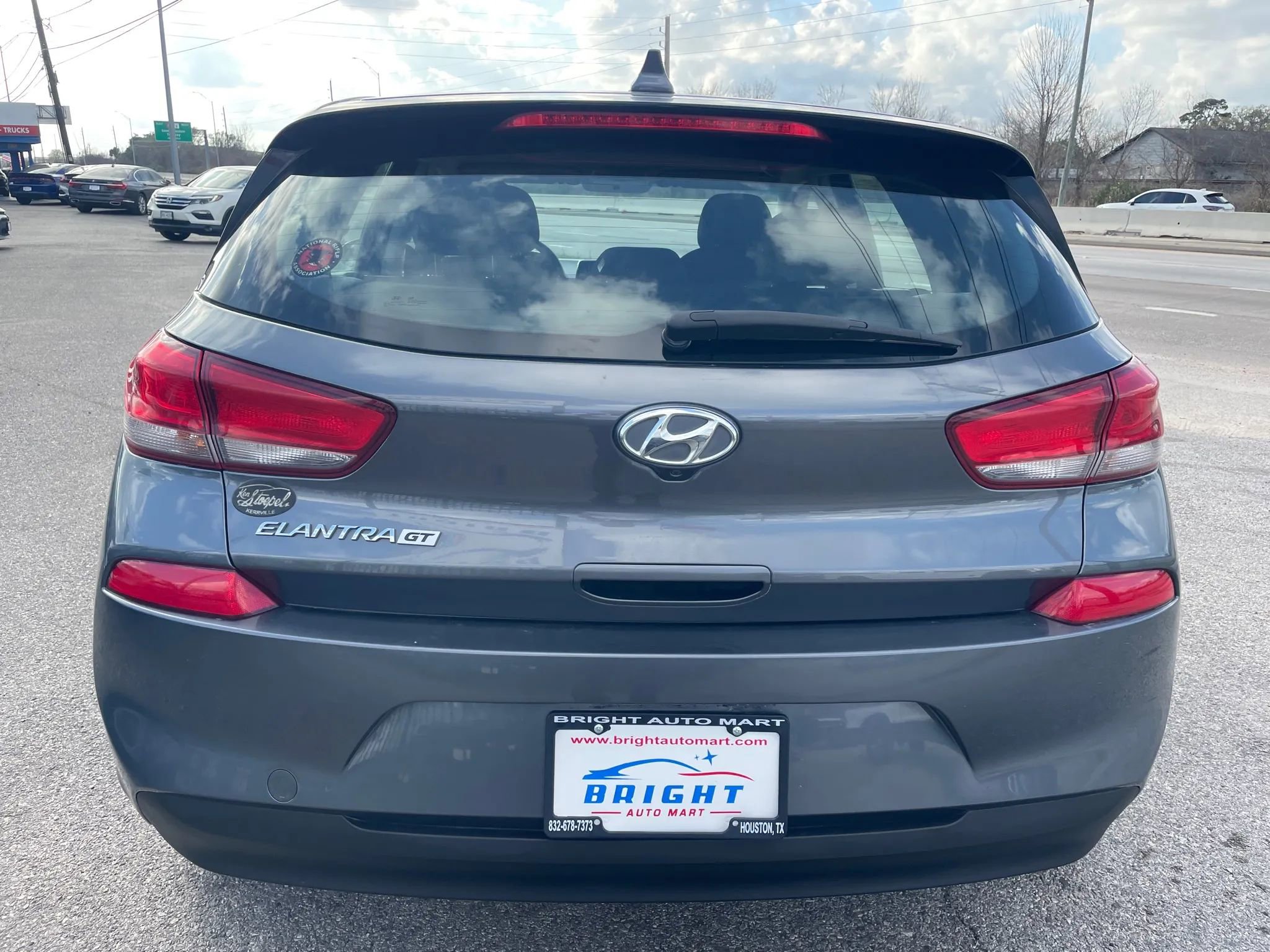 Used 2019 Hyundai Elantra GT FWD image 3