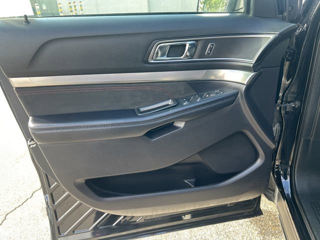 Used 2018 Ford Explorer XLT w/ Equipment Group 202A image 11