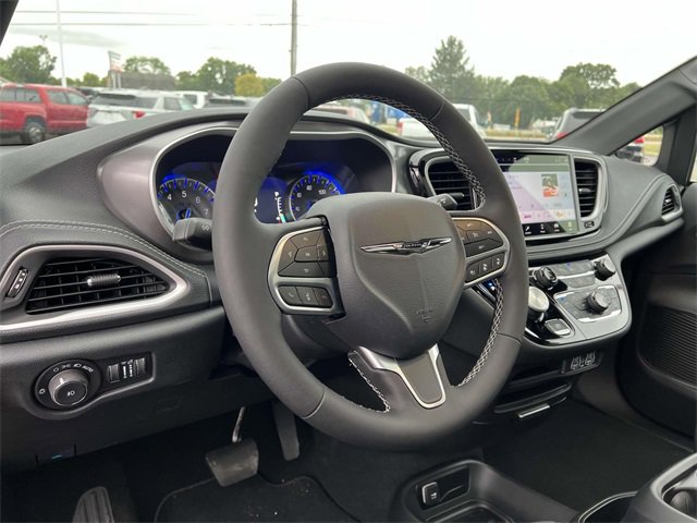 New 2025 Chrysler Pacifica Select image 29