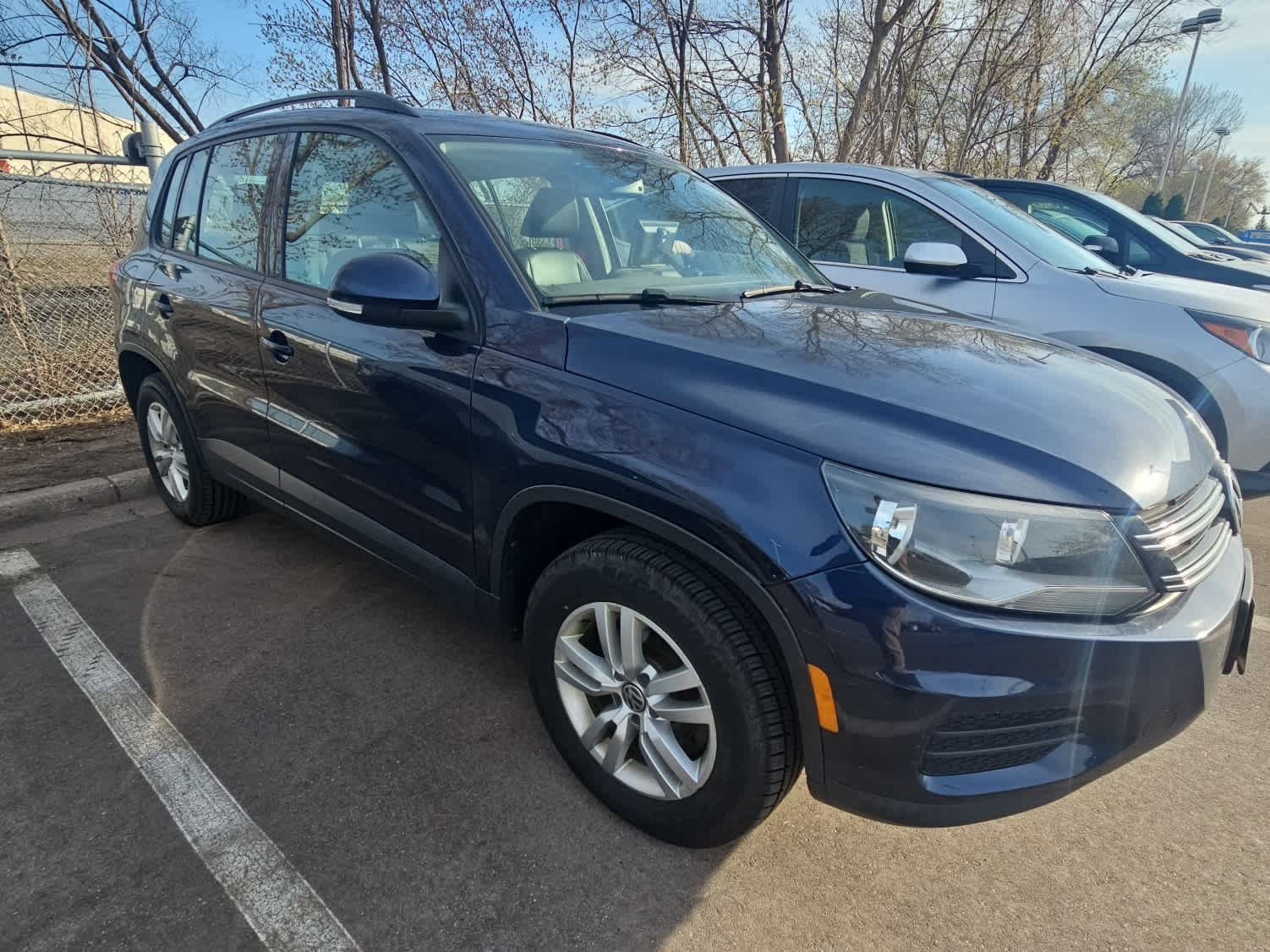 Used 2016 Volkswagen Tiguan S image 2