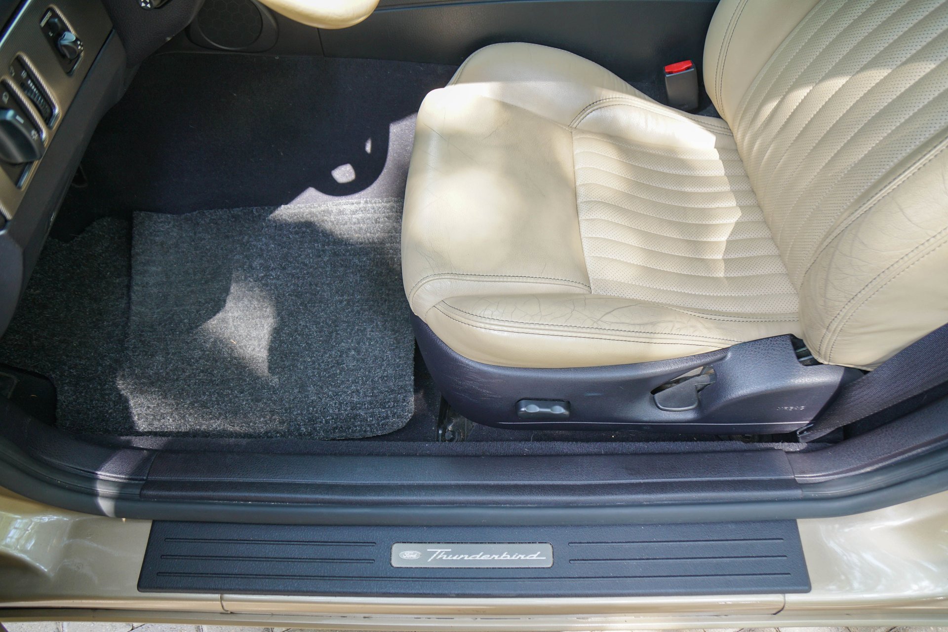 Used 2005 Ford Thunderbird 50th Anniversary RWD image 26