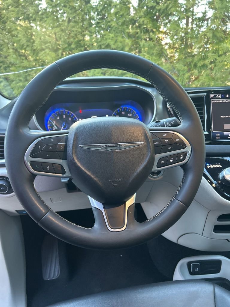 Used 2024 Chrysler Pacifica Touring-L image 11