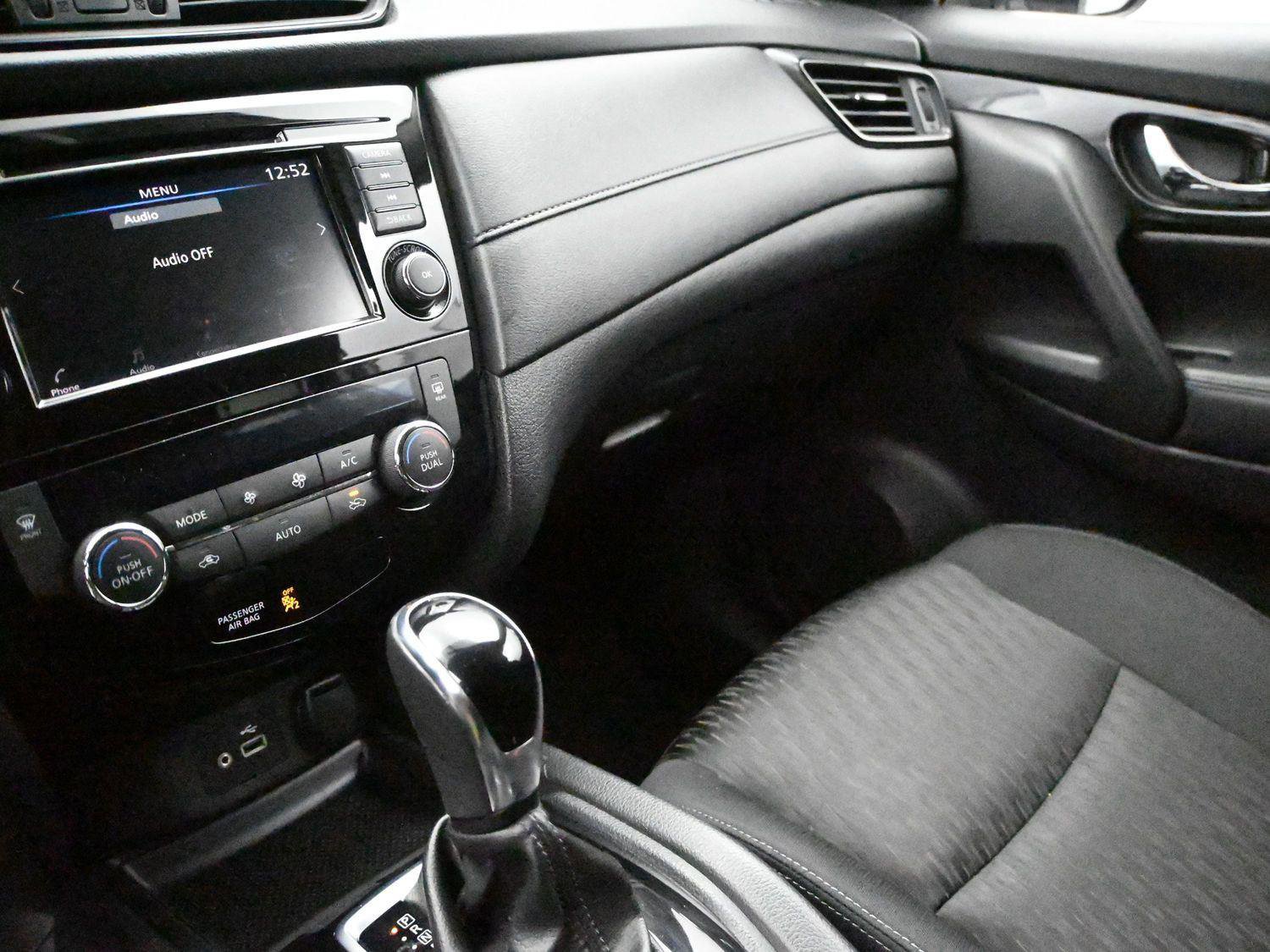 Used 2018 Nissan Rogue SV image 4