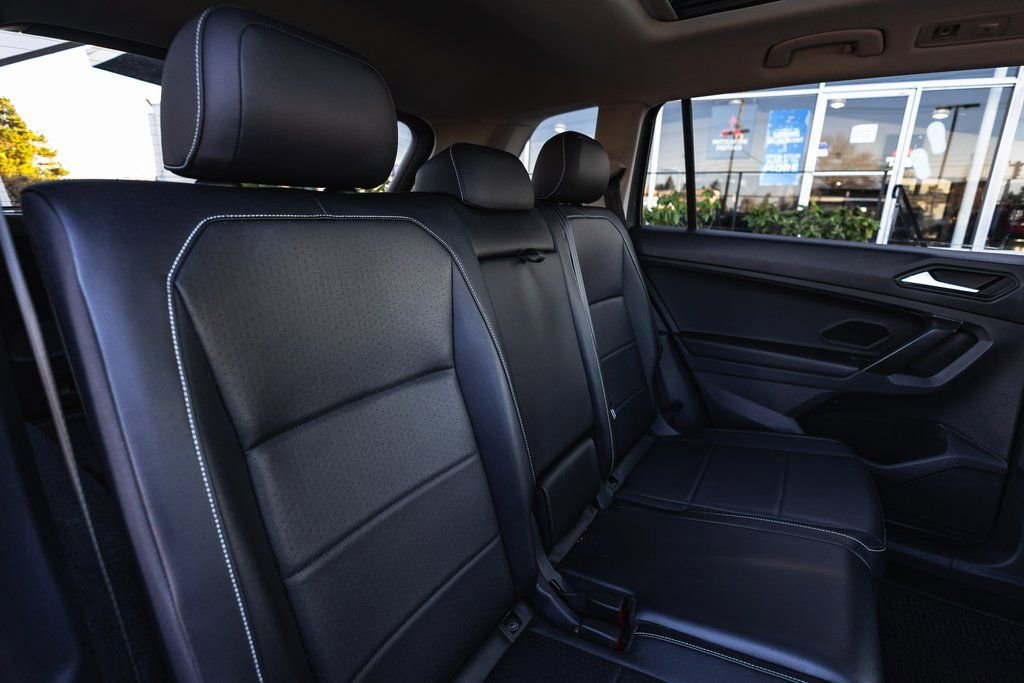Used 2021 Volkswagen Tiguan SE w/ Panoramic Sunroof Package image 34