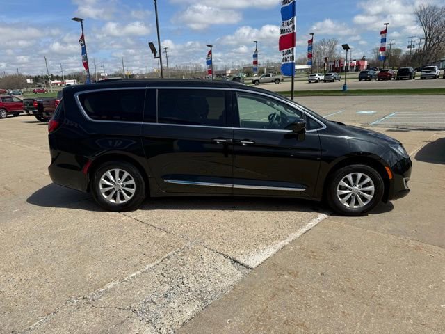 Used 2017 Chrysler Pacifica Touring-L FWD image 6