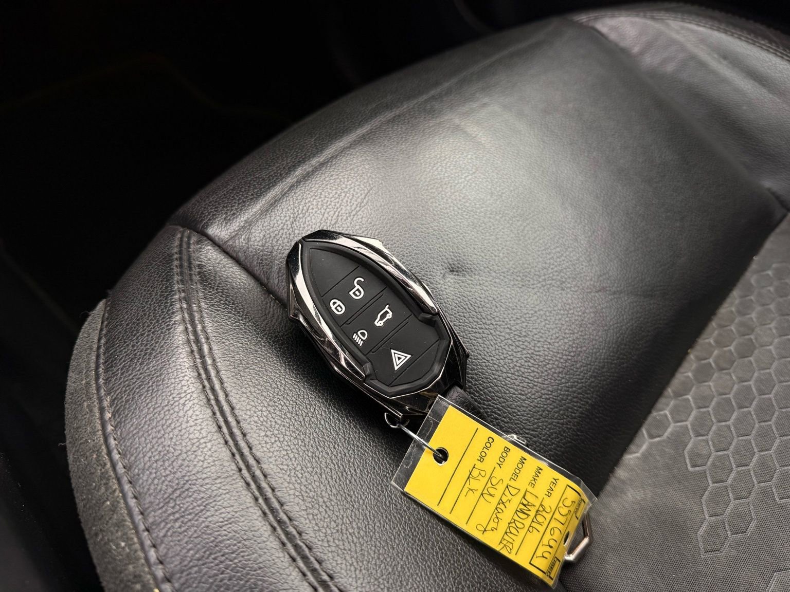 Used 2016 Land Rover Discovery Sport SE AWD/4WD image 35