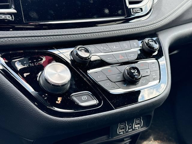 Used 2021 Chrysler Pacifica Touring-L w/ Uconnect Theater Family Group FWD image 12