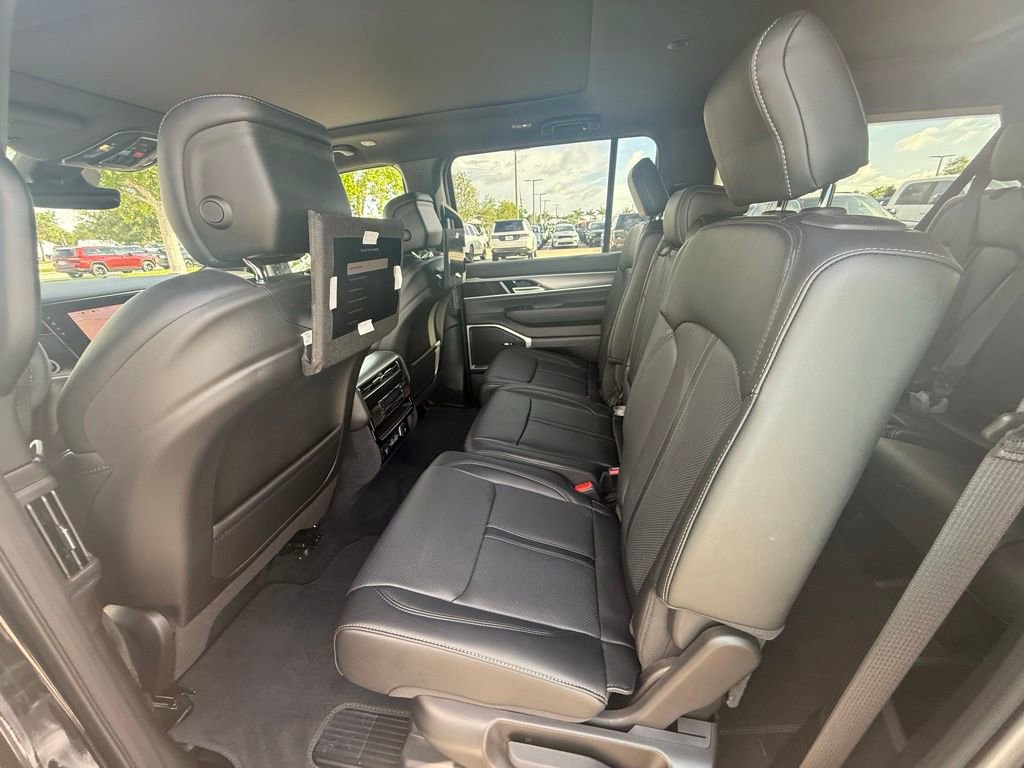 New 2025 Jeep Wagoneer L Series II w/ Premium Group I image 32