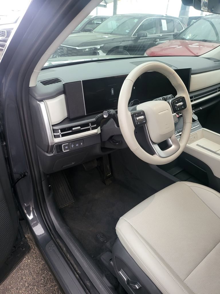 Used 2025 Hyundai Santa Fe SEL FWD image 4