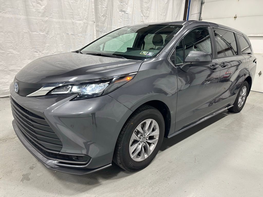 Used 2025 Toyota Sienna LE image 3