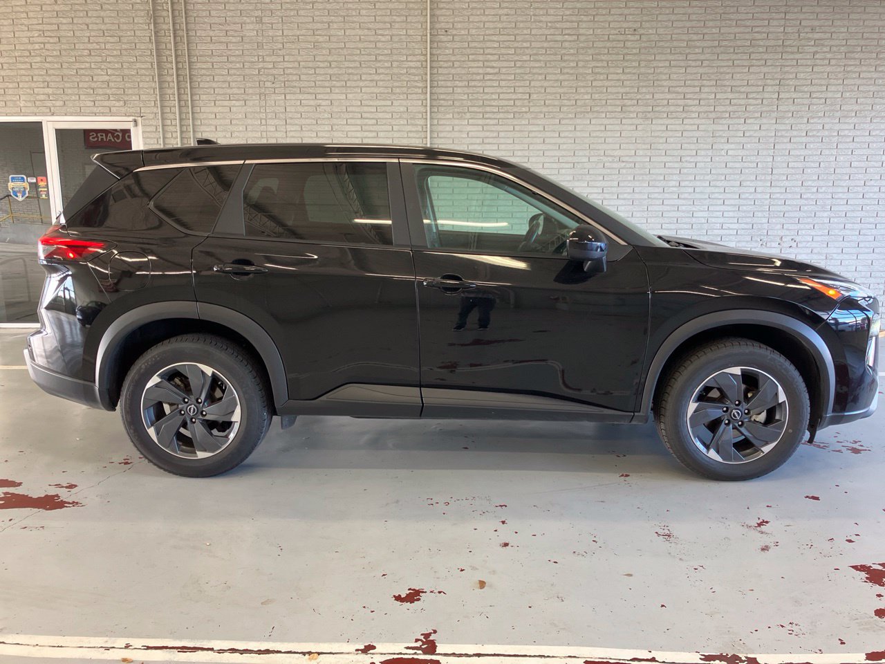 Used 2025 Nissan Rogue SV FWD image 2