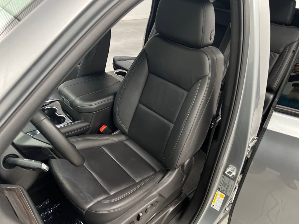 Used 2025 Chevrolet Suburban Z71 image 9