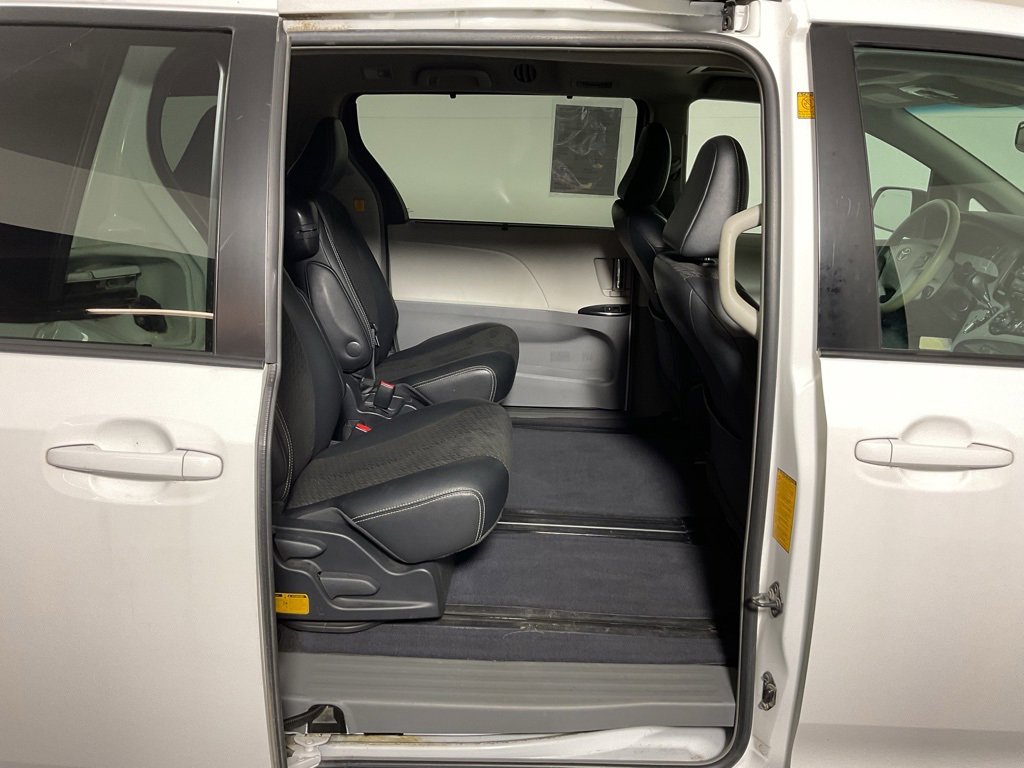 Used 2012 Toyota Sienna SE image 25