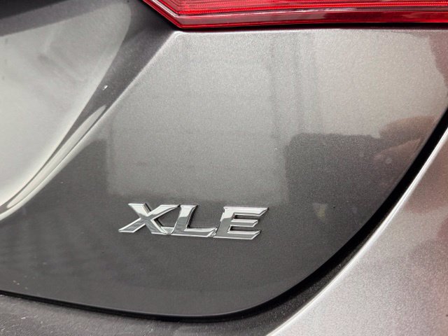 Used 2018 Toyota Camry XLE FWD image 32