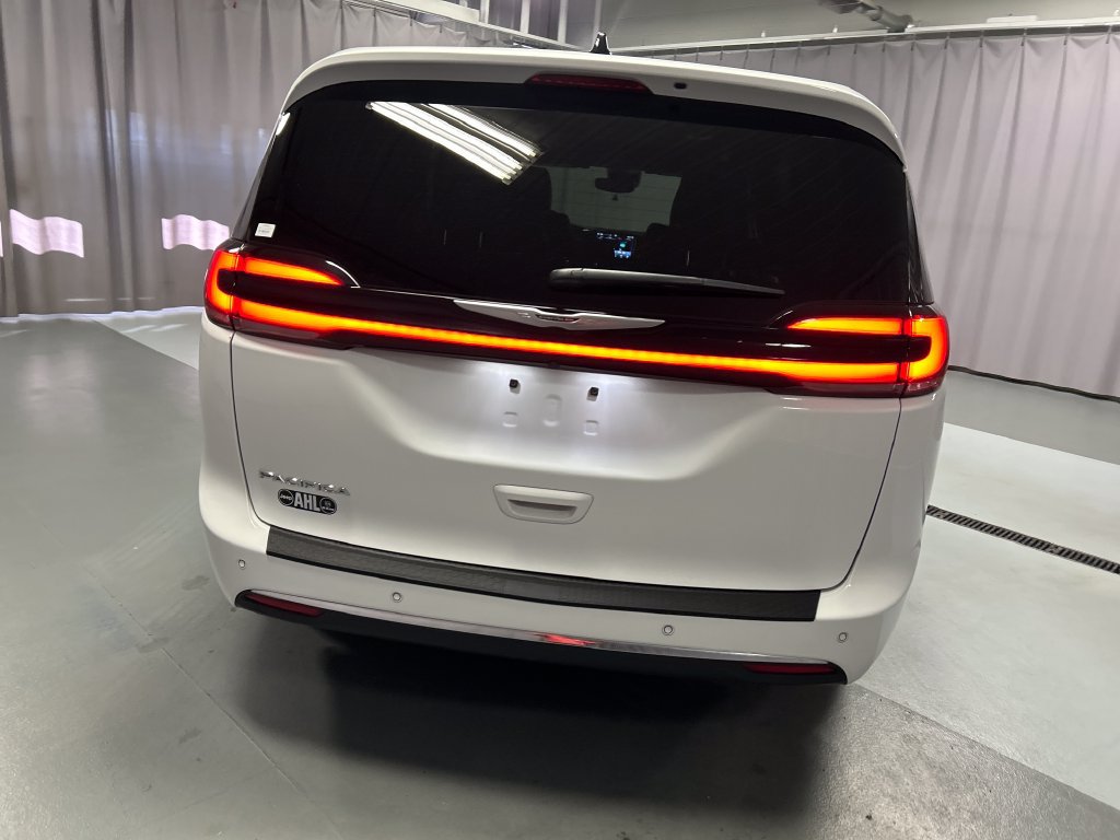 Used 2025 Chrysler Pacifica Select FWD image 6