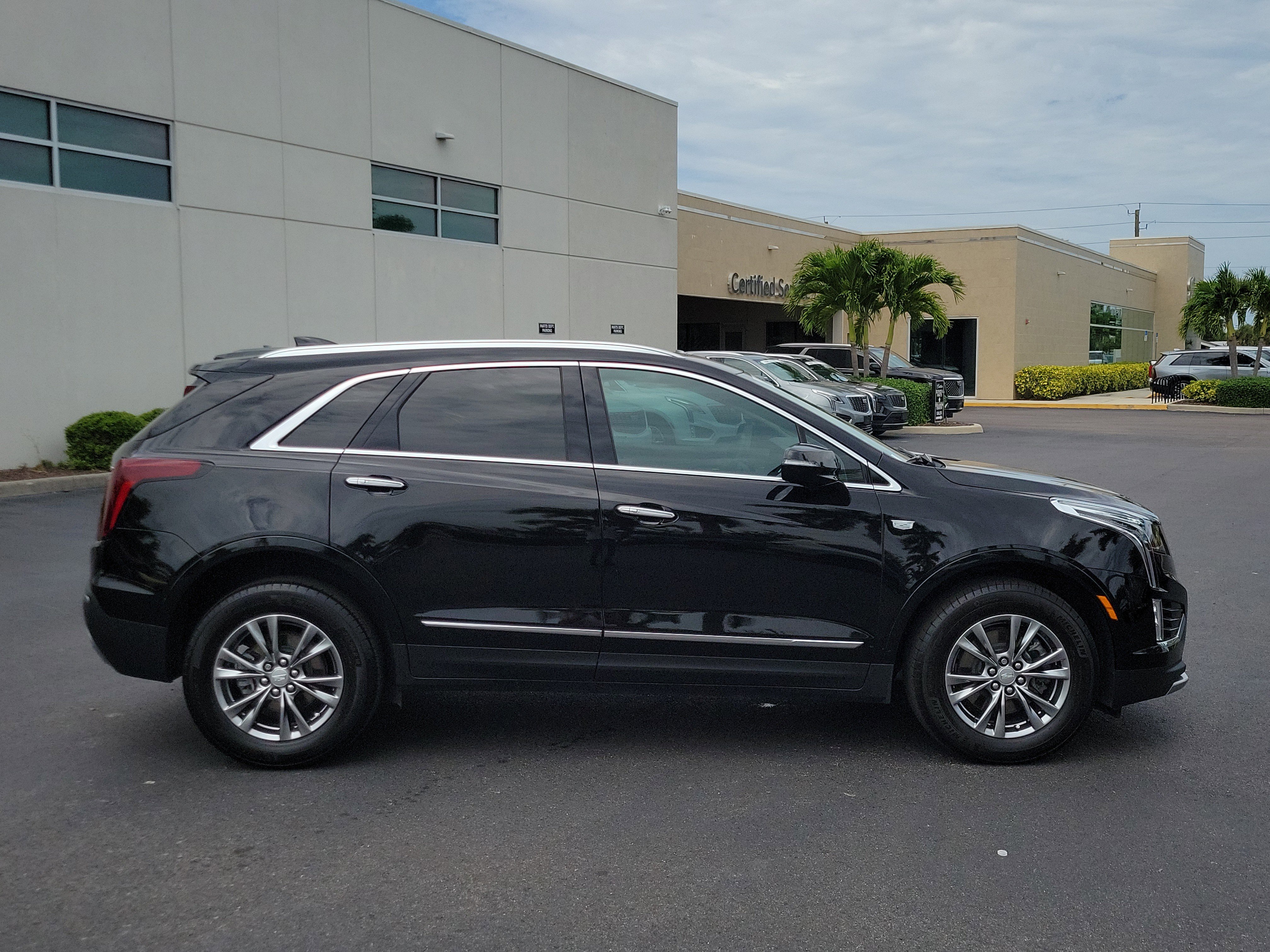 Used 2023 Cadillac XT5 Premium Luxury w/ LPO, Floor Liner Package FWD image 3