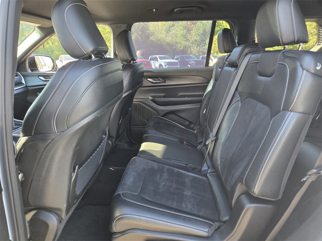 Used 2024 Jeep Grand Cherokee L Laredo image 12