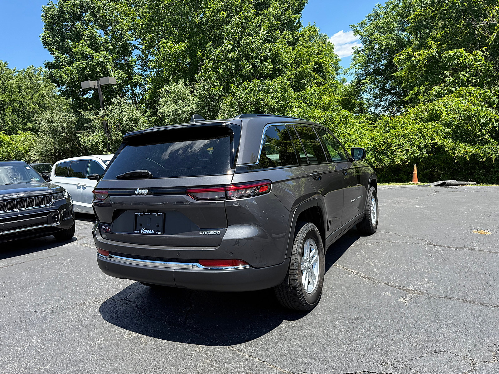 Certified 2025 Jeep Grand Cherokee Laredo w/ Luxury Tech Group I AWD/4WD image 6