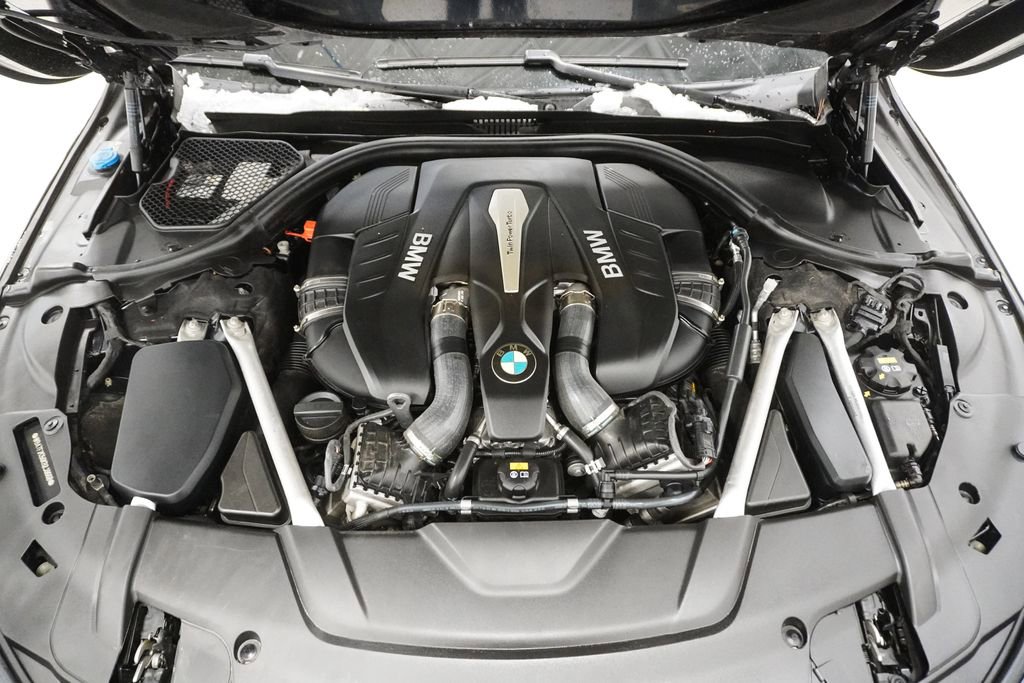 Used 2019 BMW 750i xDrive w/ M Sport Package image 32
