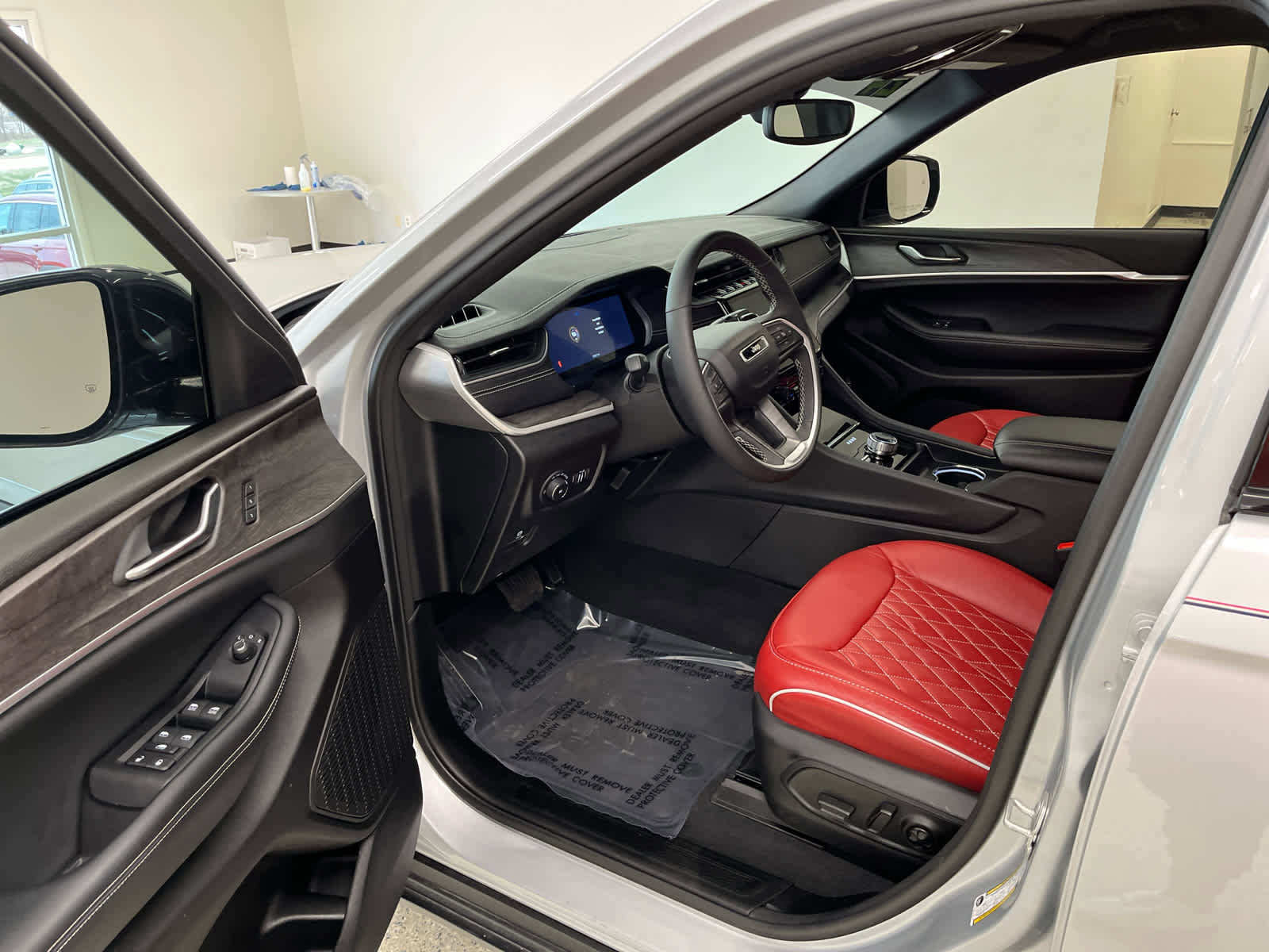 Used 2024 Jeep Grand Cherokee Limited w/ Black Appearance Package AWD/4WD image 19
