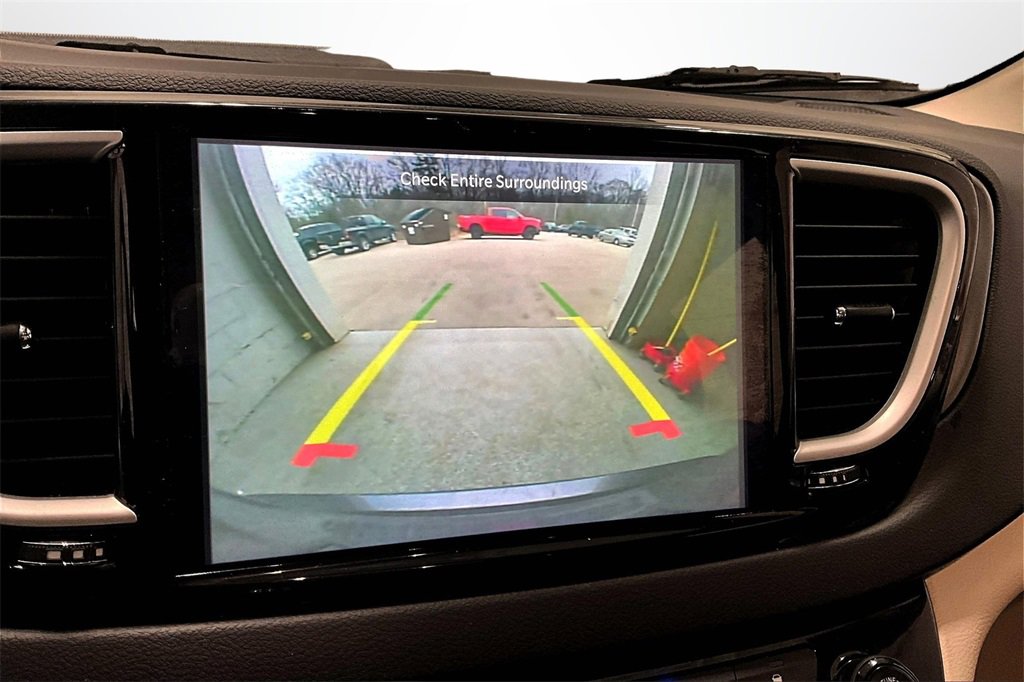 Used 2022 Chrysler Pacifica Touring-L image 13