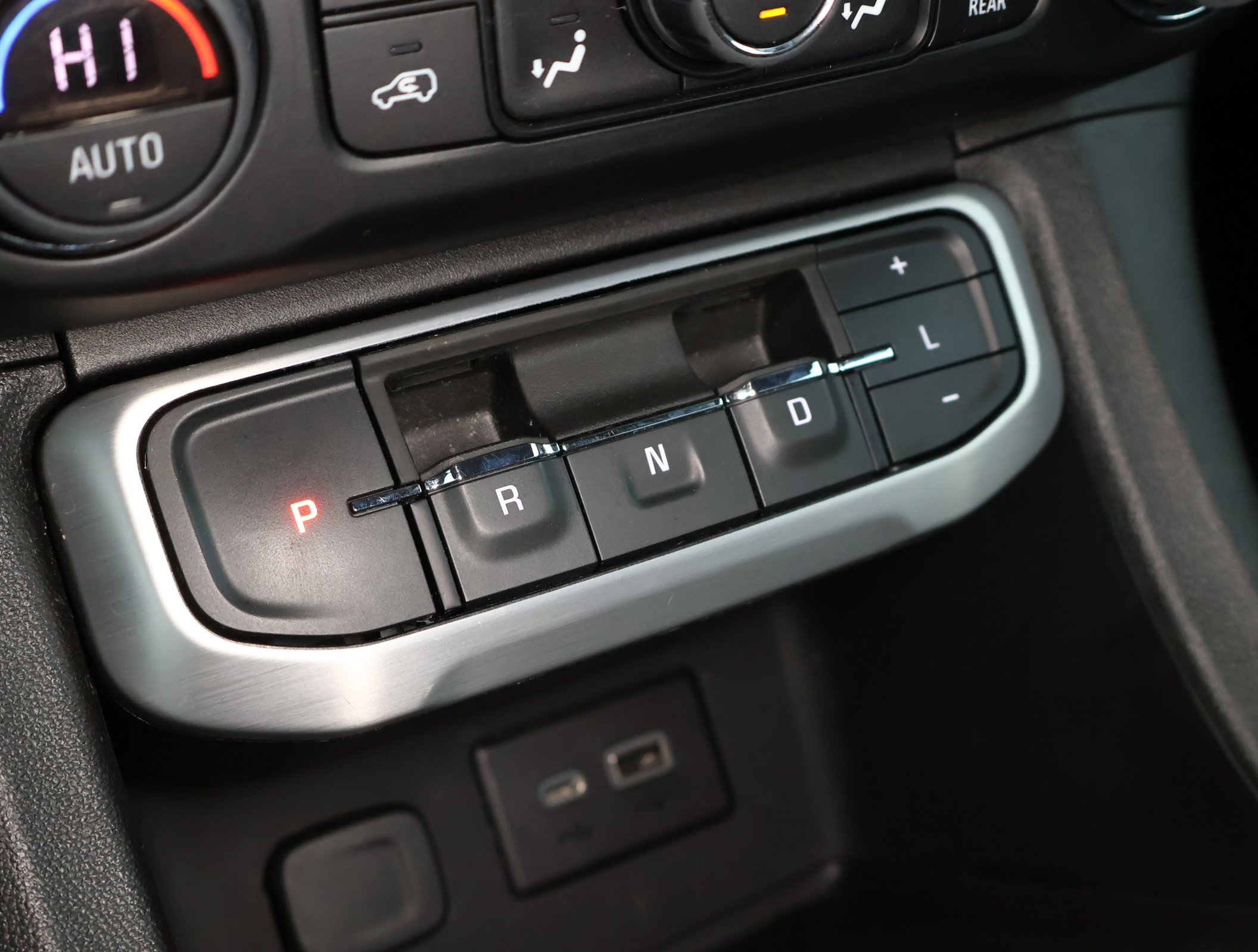 Used 2023 GMC Acadia SLE image 17