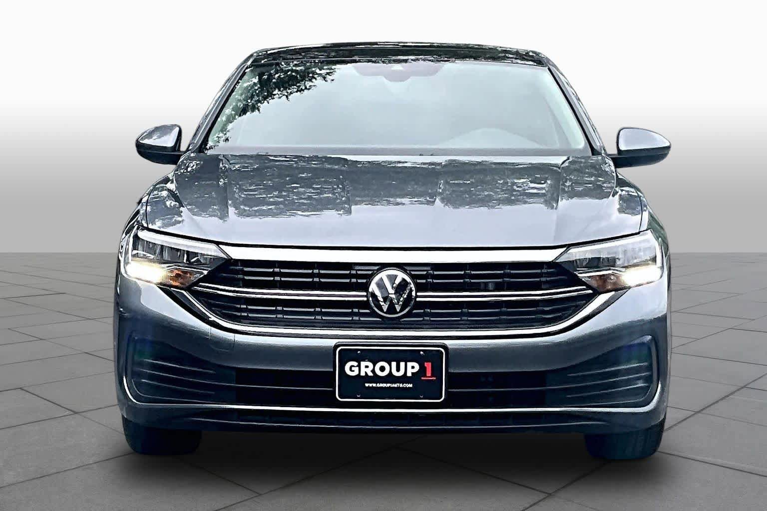 Used 2023 Volkswagen Jetta SE w/ Panoramic Sunroof Package FWD image 4