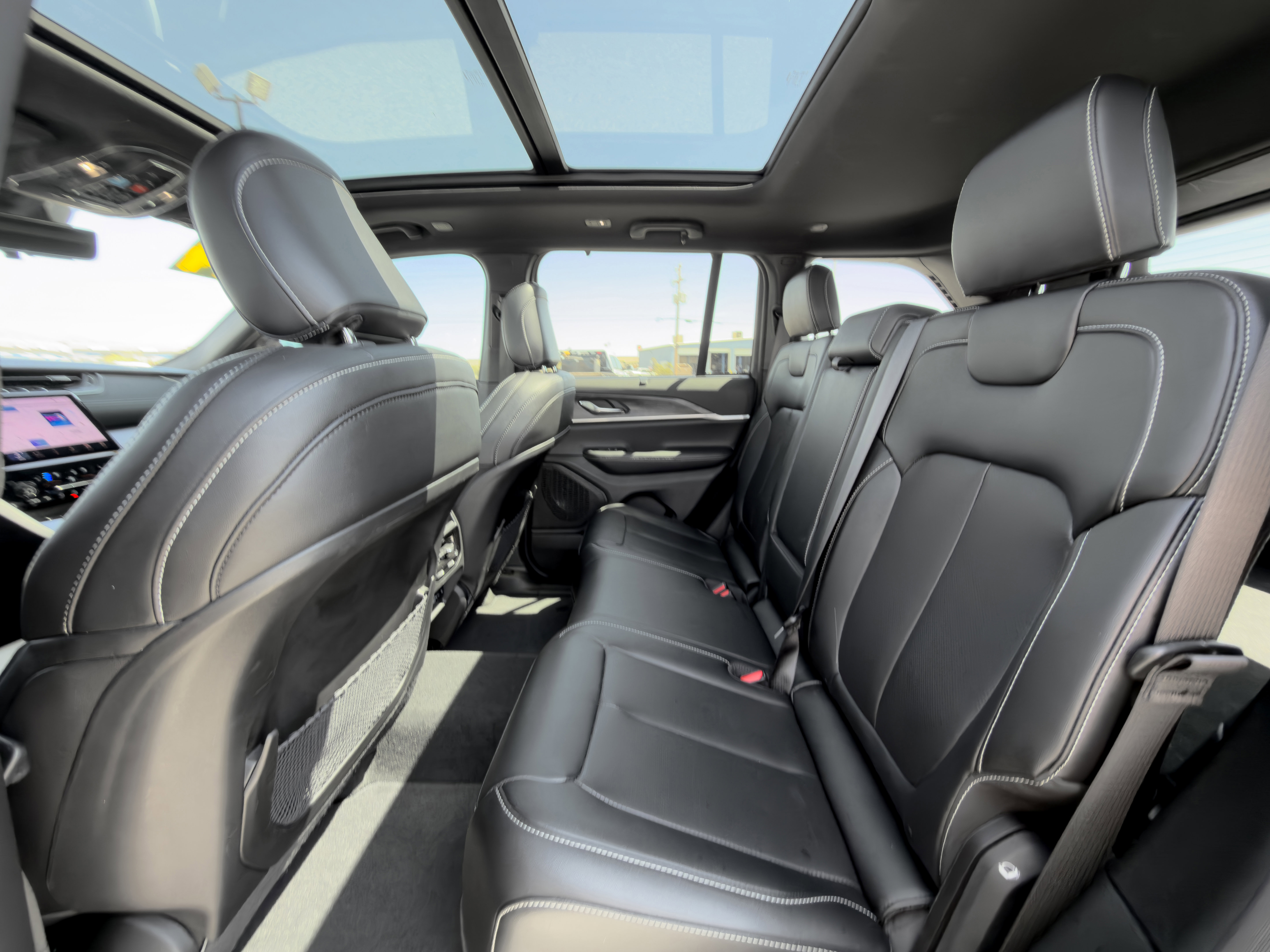Used 2024 Jeep Grand Cherokee Limited w/ Luxury Tech Group II RWD image 14