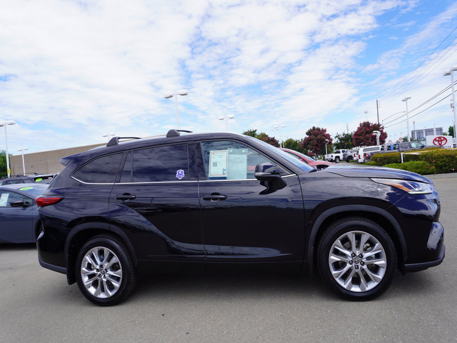 Used 2022 Toyota Highlander Limited AWD/4WD image 4