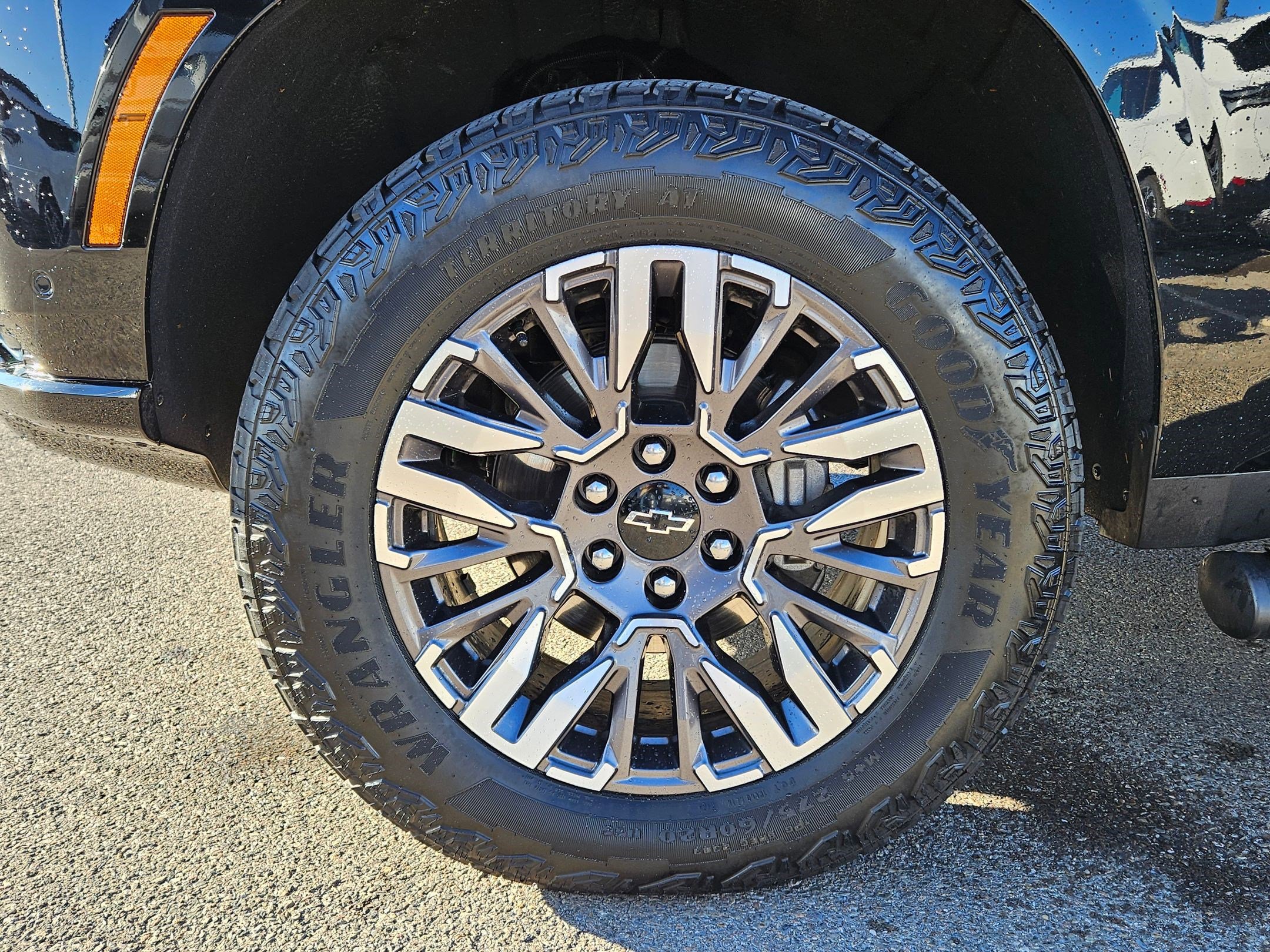 Used 2025 Chevrolet Suburban Z71 w/ Comfort Package image 11