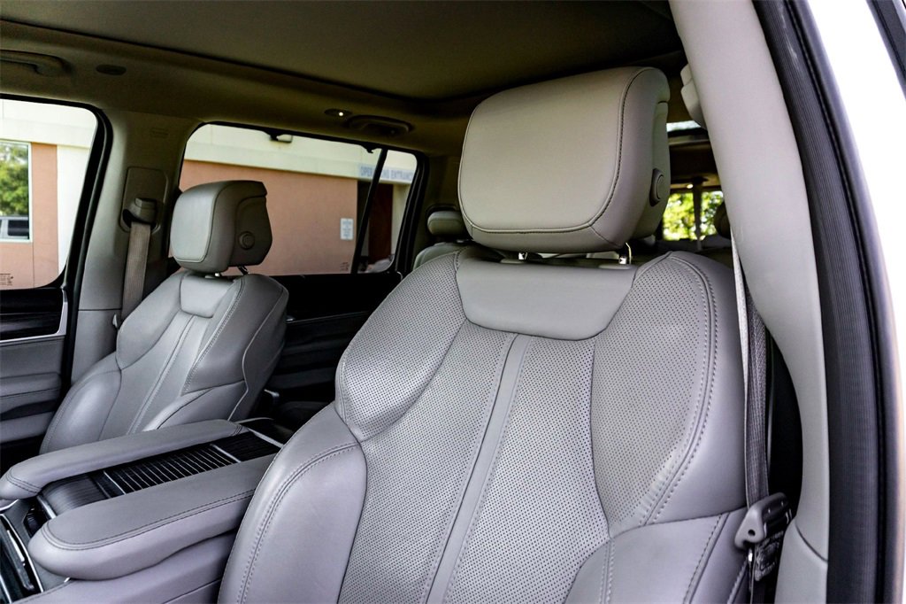 Used 2023 Jeep Wagoneer Series III w/ Premium Group I image 13