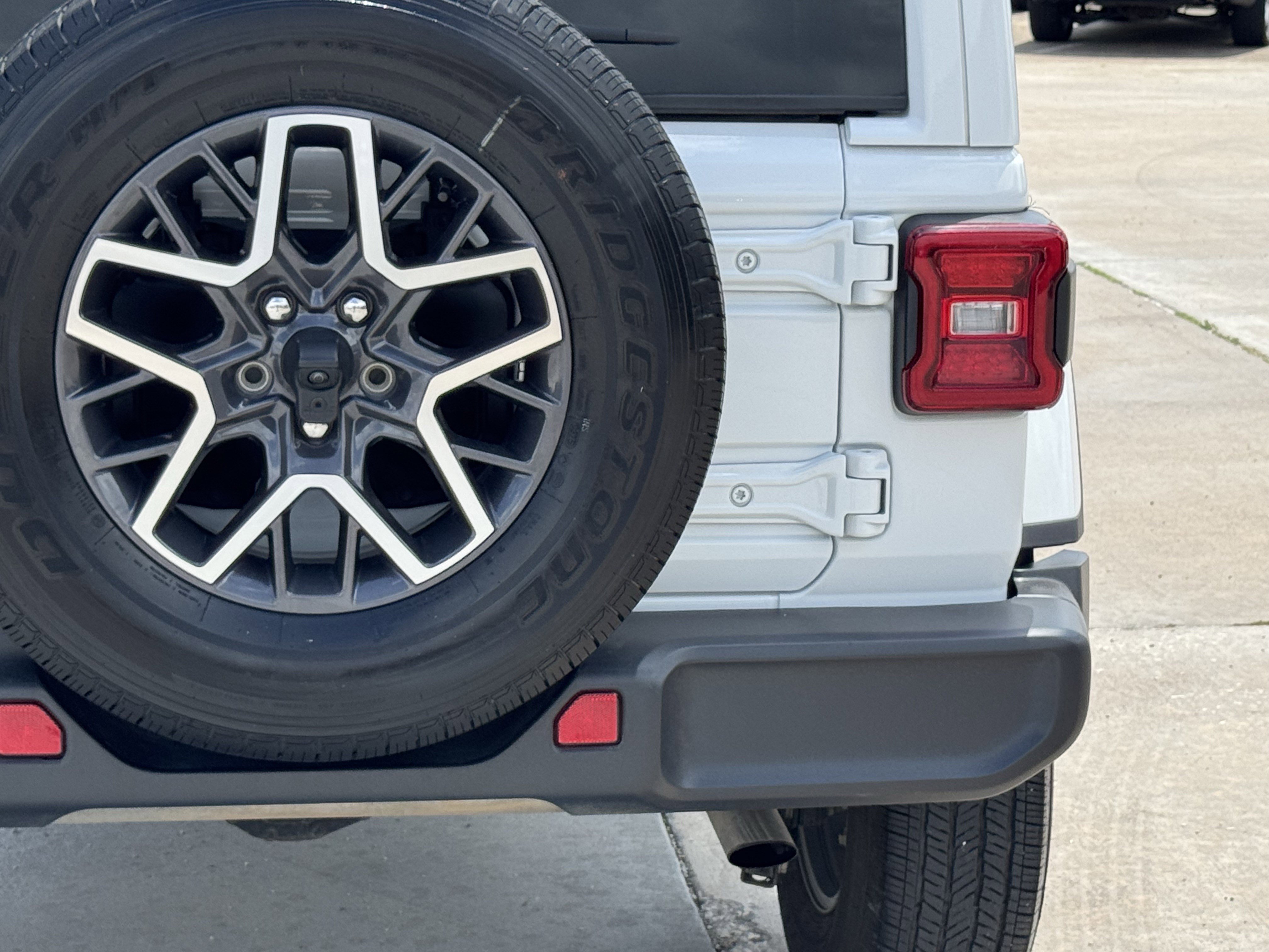 Used 2025 Jeep Wrangler Sahara image 11