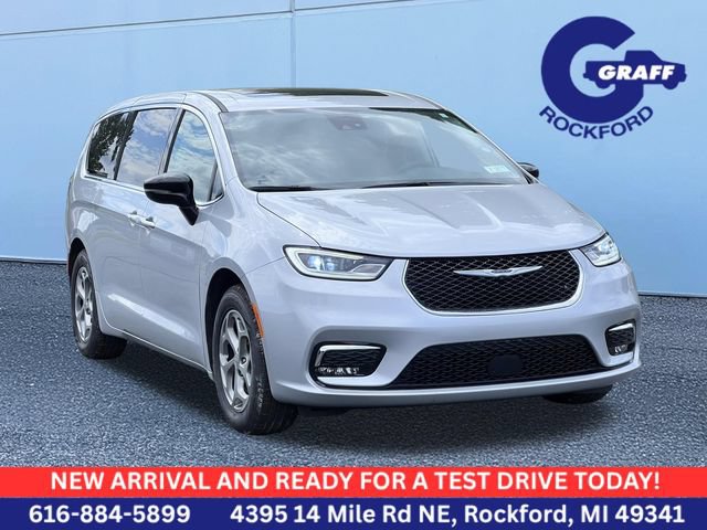 Used 2024 Chrysler Pacifica Limited w/ Trailer Tow Group FWD image 1