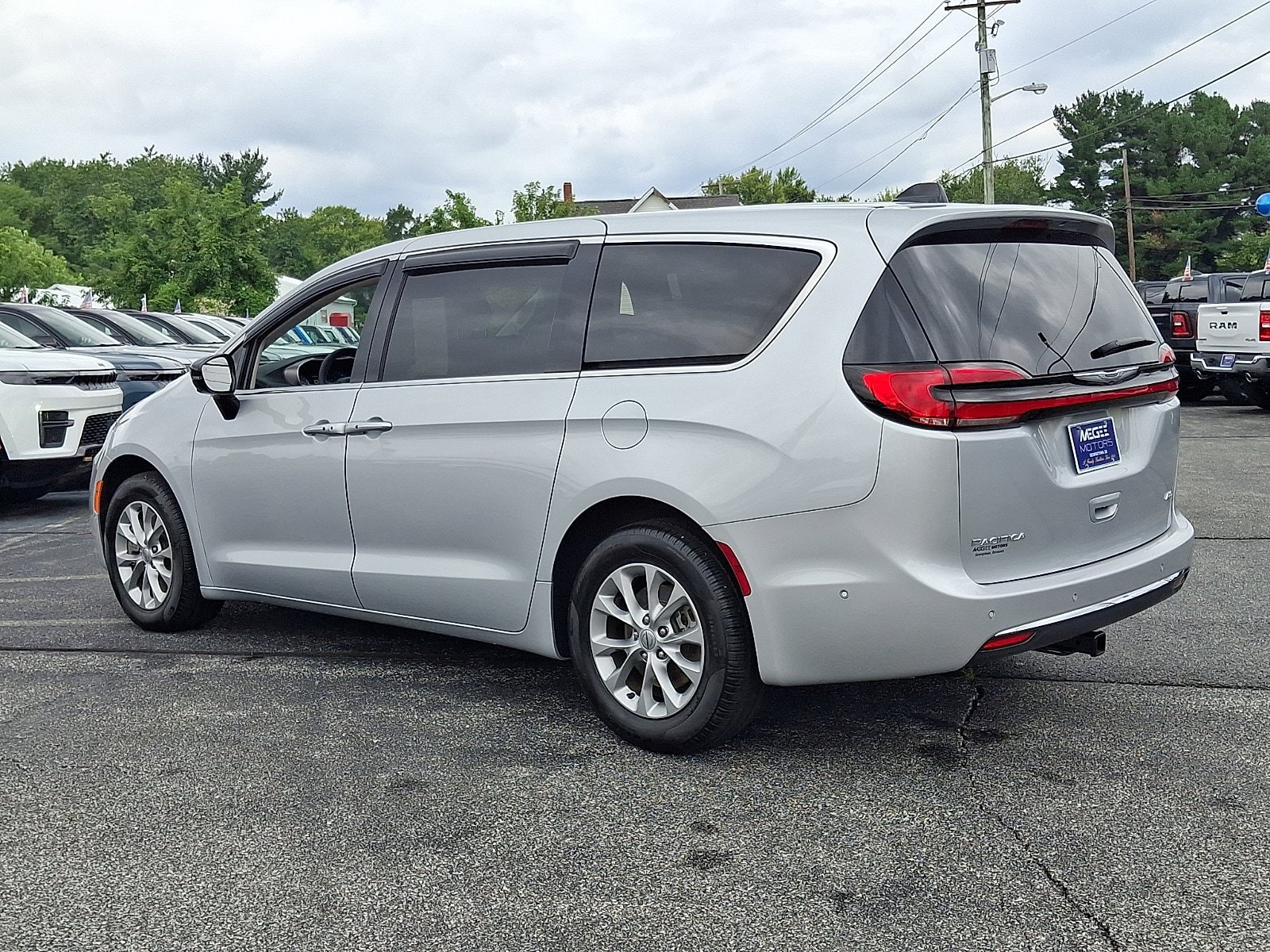 Certified 2024 Chrysler Pacifica Touring-L AWD/4WD image 4