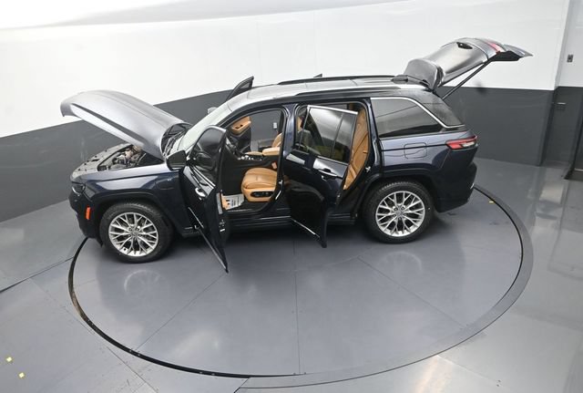 Used 2022 Jeep Grand Cherokee Summit w/ Luxury Tech Group V AWD/4WD image 15