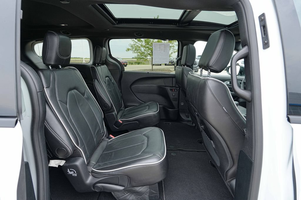 Used 2025 Chrysler Pacifica Limited FWD image 23