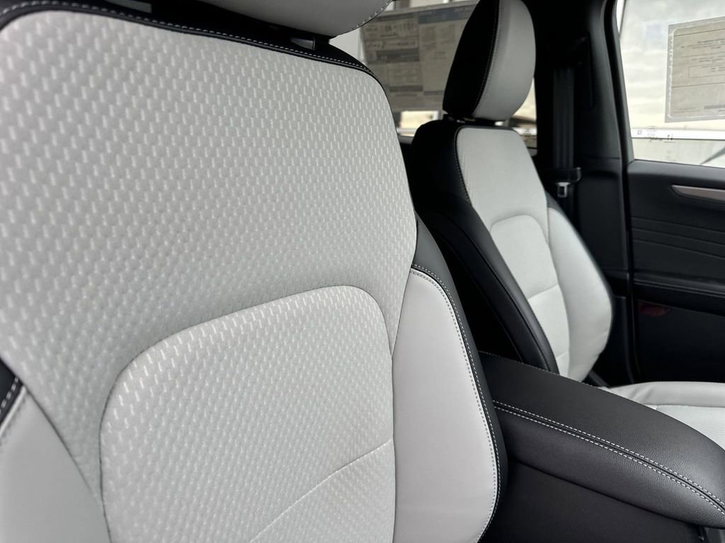 New 2025 Ford Escape SE image 13