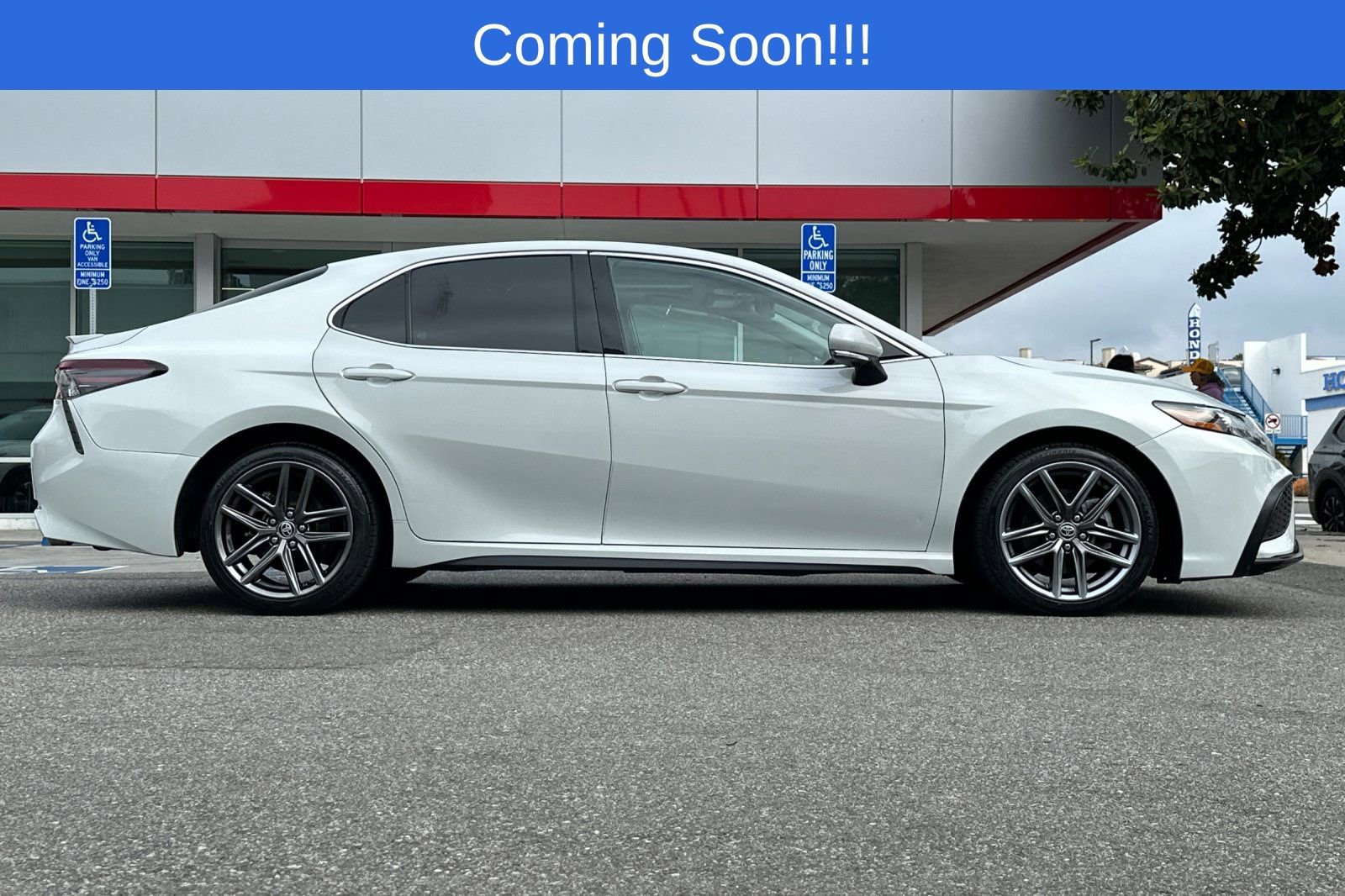 Used 2022 Toyota Camry XSE FWD image 3