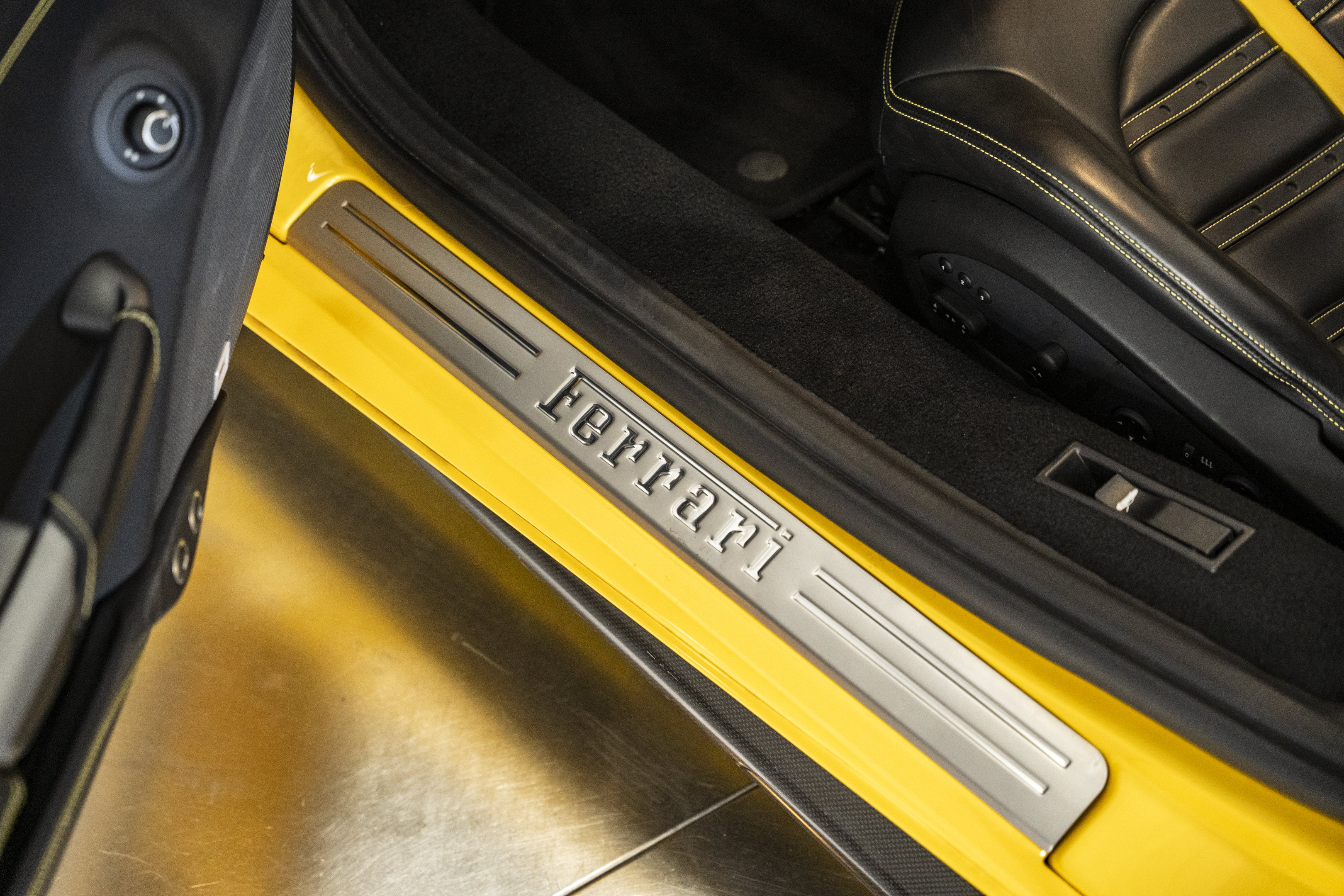 Used 2018 Ferrari 488 Spider RWD image 33