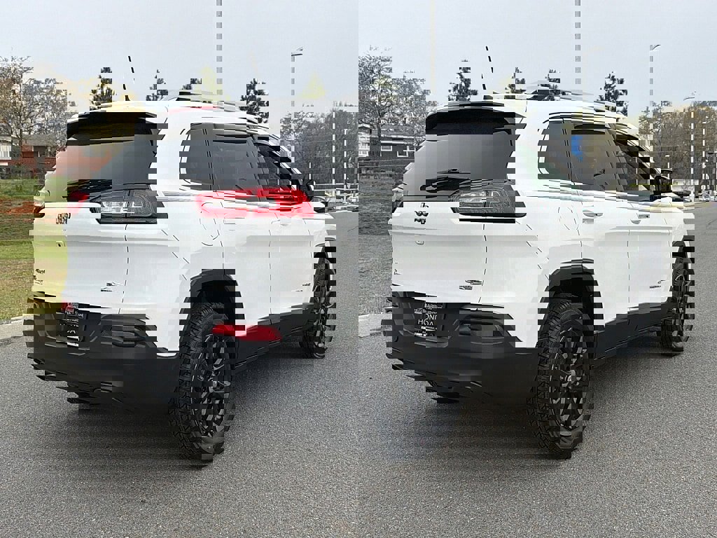 Used 2017 Jeep Cherokee Latitude image 3